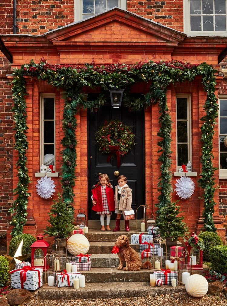 UK house for sale decorated for Christmas